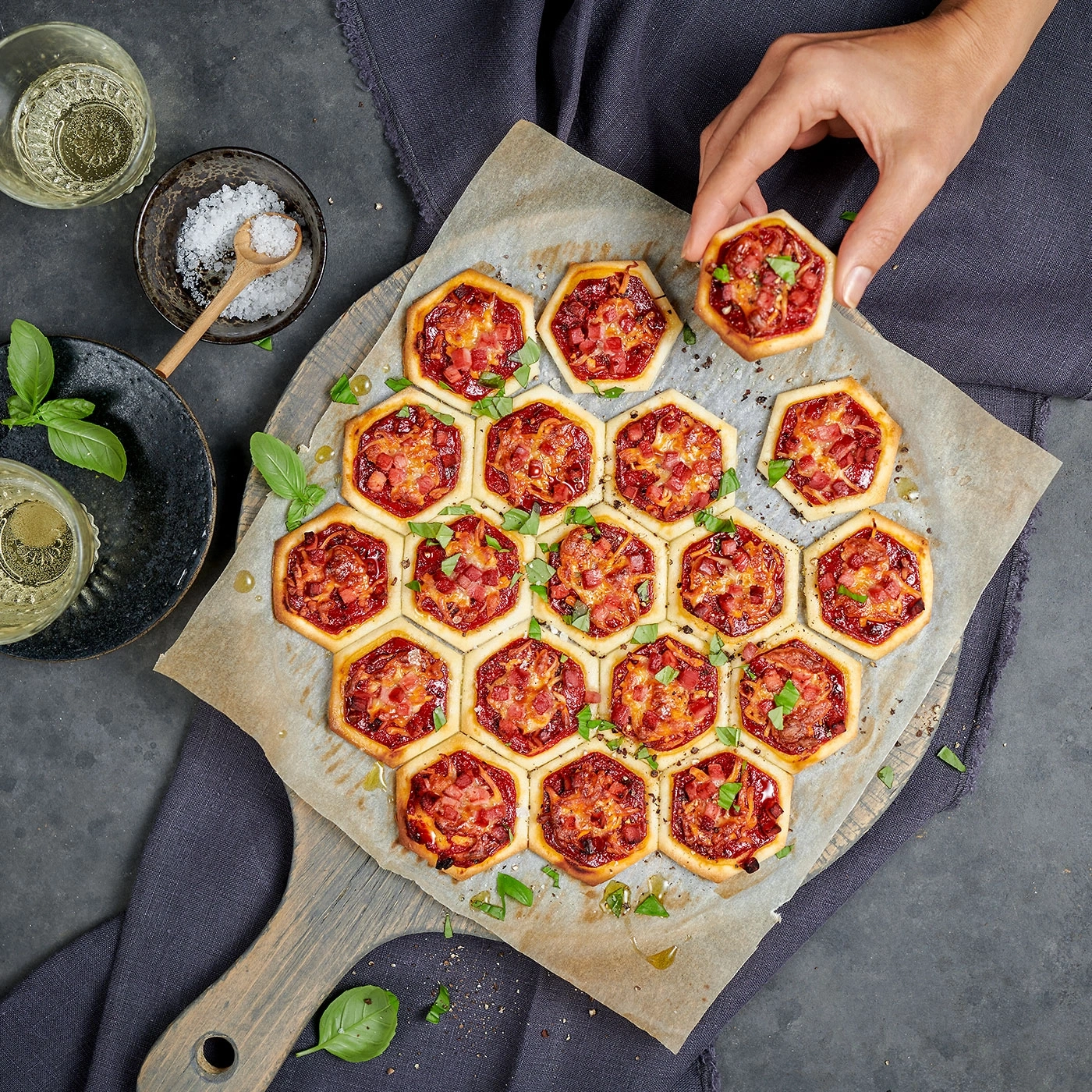 Délicieuses mini-pizzas en nid d'abeilles, servies avec du vin et du basilic.