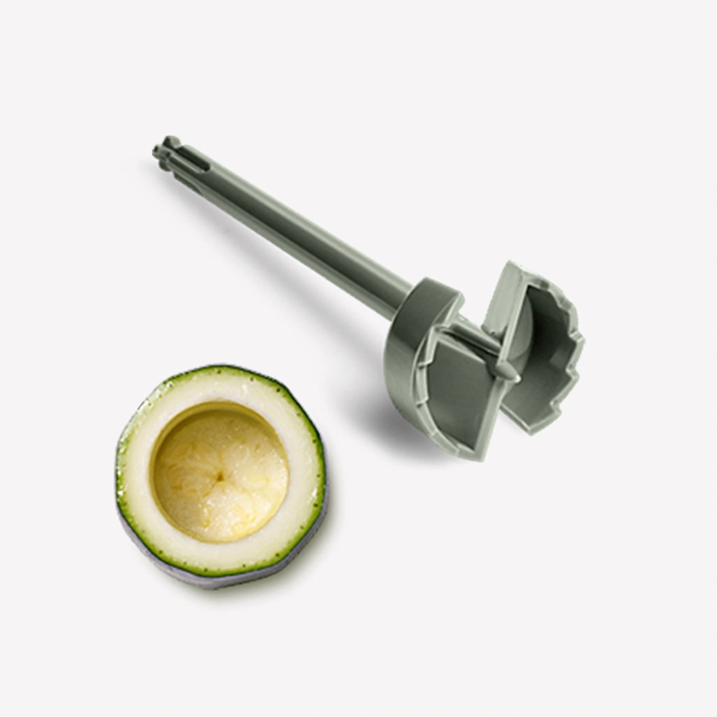 Avocado-Kernentferner und Avocado-Scheibe auf weißem Hintergrund