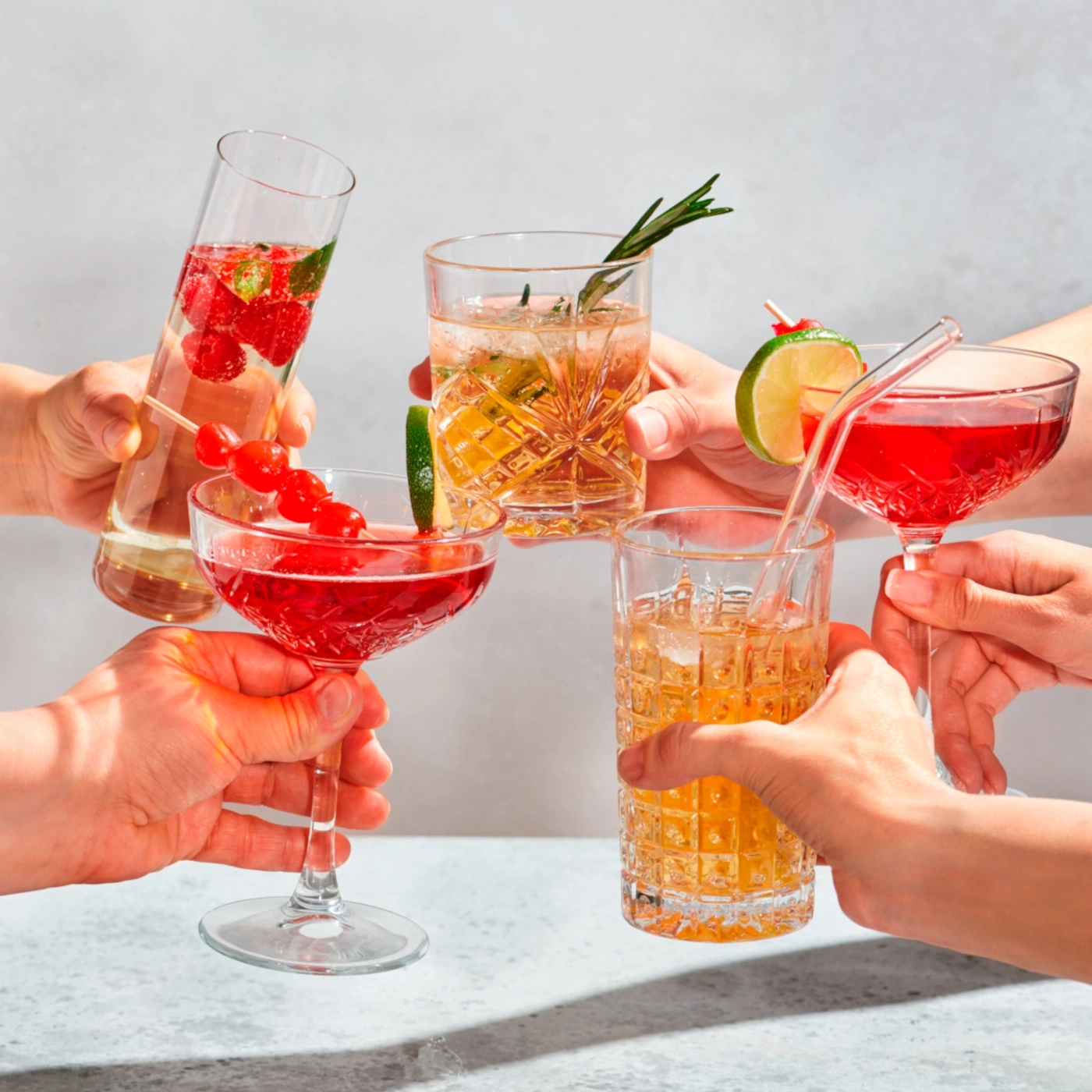 Hände stoßen mit Cocktails an, Prost! Verschiedene Getränke, Party-Stimmung, Feier
