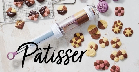 Biscuits et pâtisseries avec ustensiles de cuisine sur fond clair.