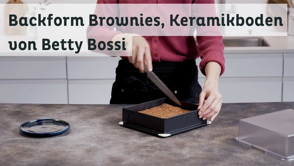 Backform Brownies, Keramikboden von Betty Bossi. Person schneidet Brownies.
