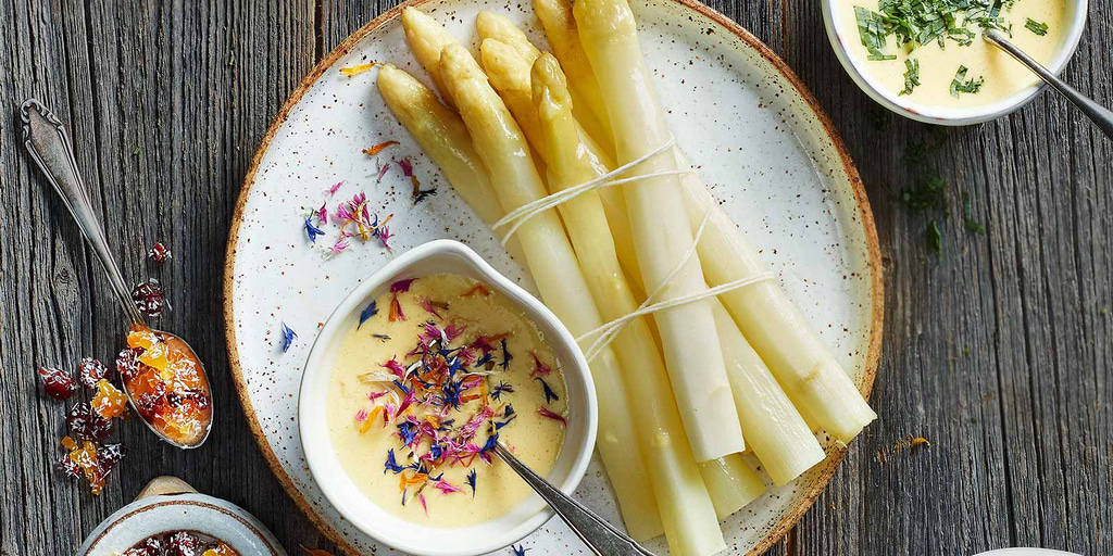 Spargeln mit Sauce hollandaise Rezept - So machts der Profi