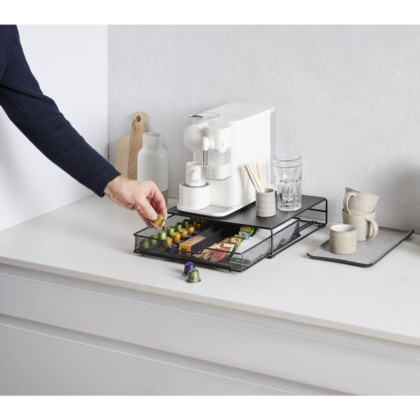 Kaffeemaschine mit Schublade und Tassen auf einer Küchenarbeitsplatte
