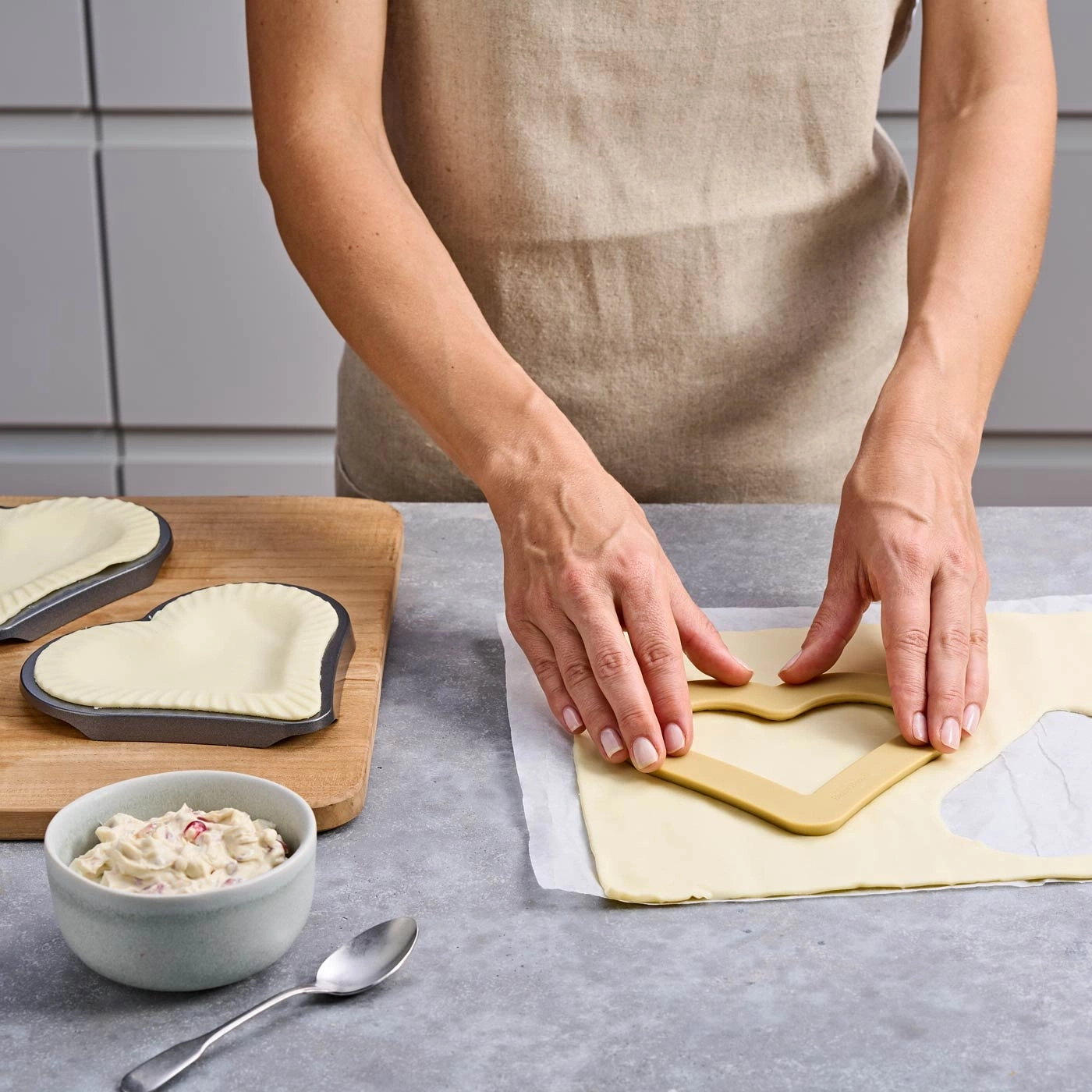 Personne découpe de la pâte en forme de cœur. Cuisine, nourriture, pâtisserie, amour.