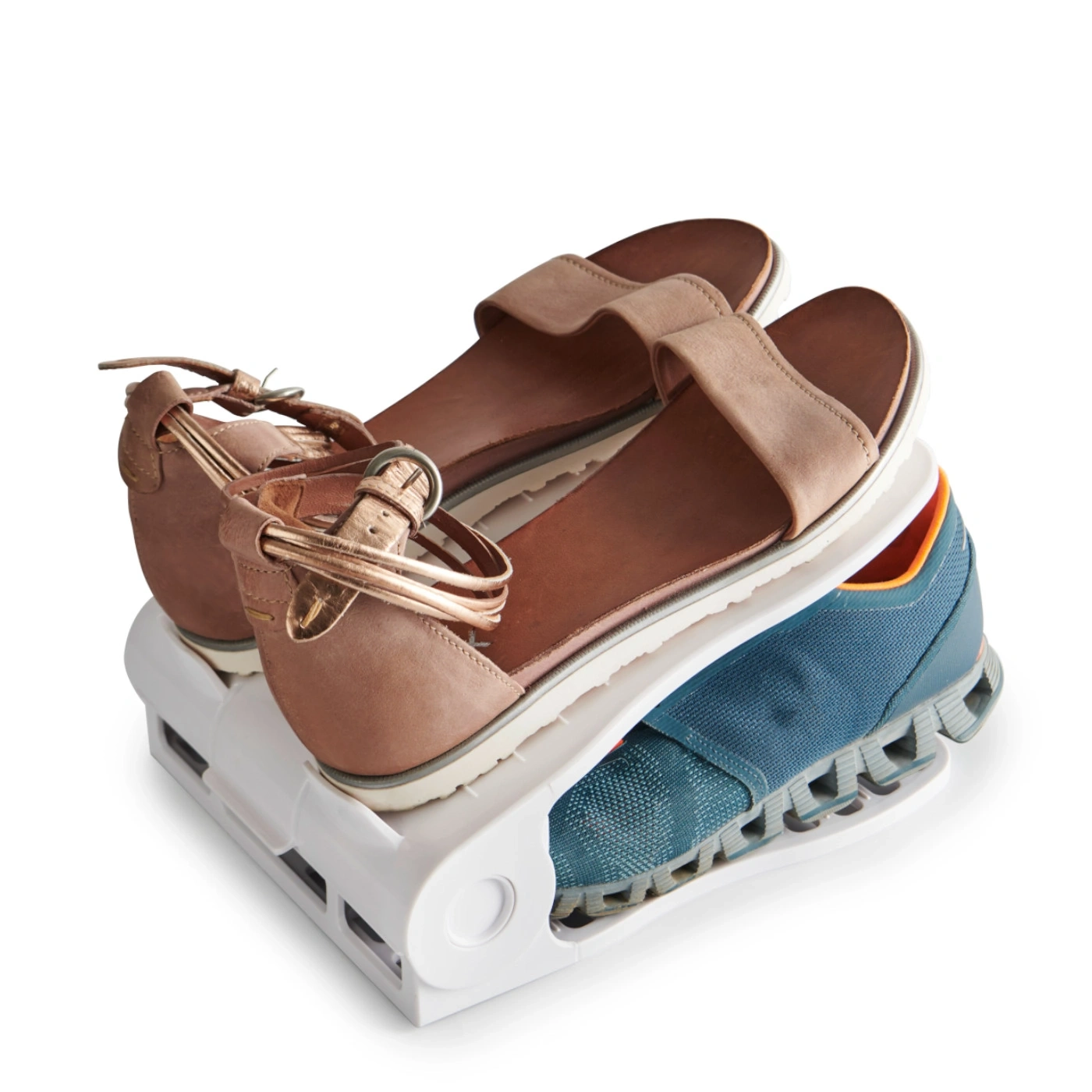 Chaussures sur un range-chaussures. Sandales et baskets.