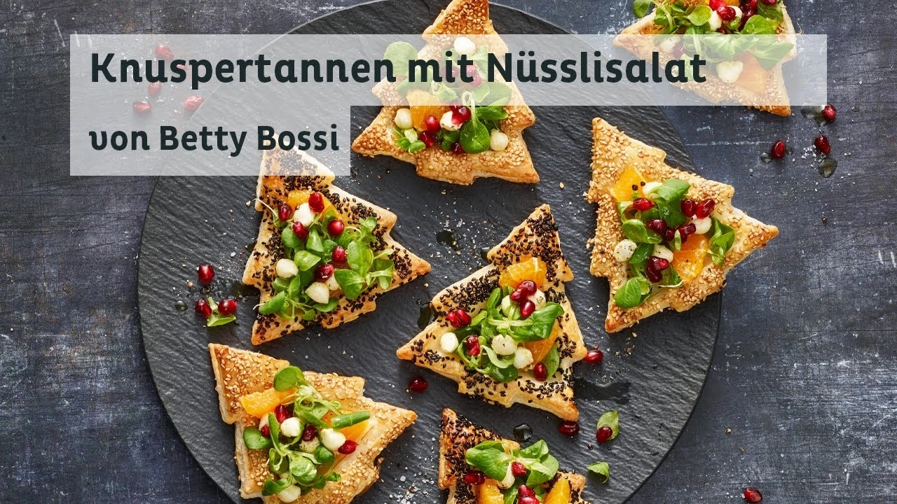 Sapins croustillants avec salade de mâche de Betty Bossi sur une assiette noire
