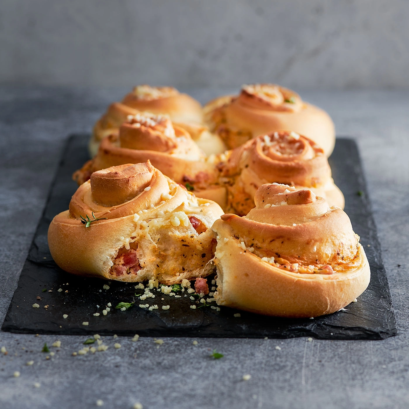 Käse- und Wurstbrötchen auf schwarzem Brett, Nahaufnahme, lecker, Gebäck, Essen