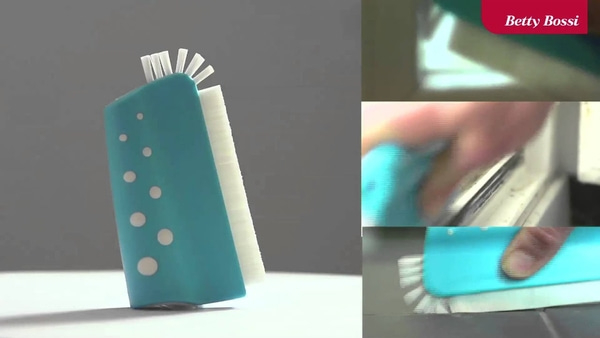 Brosse turquoise avec des poils blancs, outil de nettoyage, logo Betty Bossi.