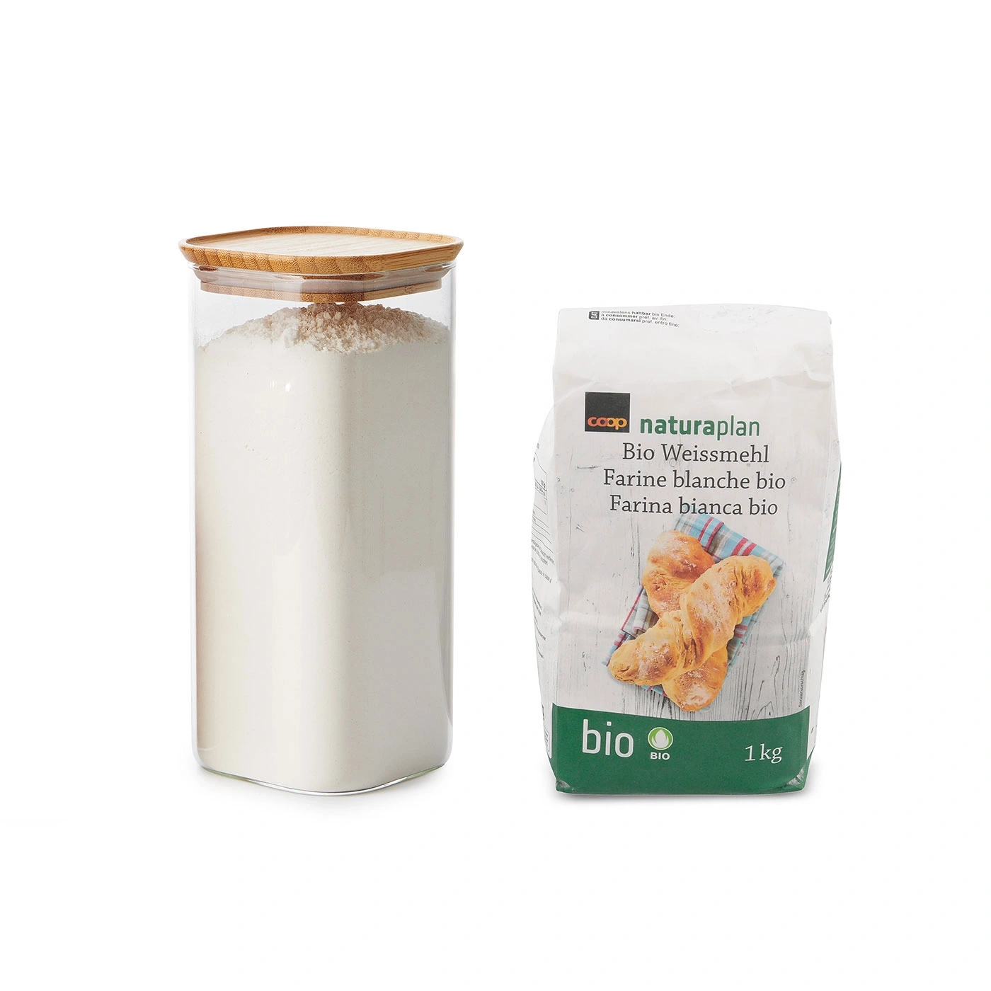 Récipient en verre avec de la farine et un paquet de farine bio de 1 kg.