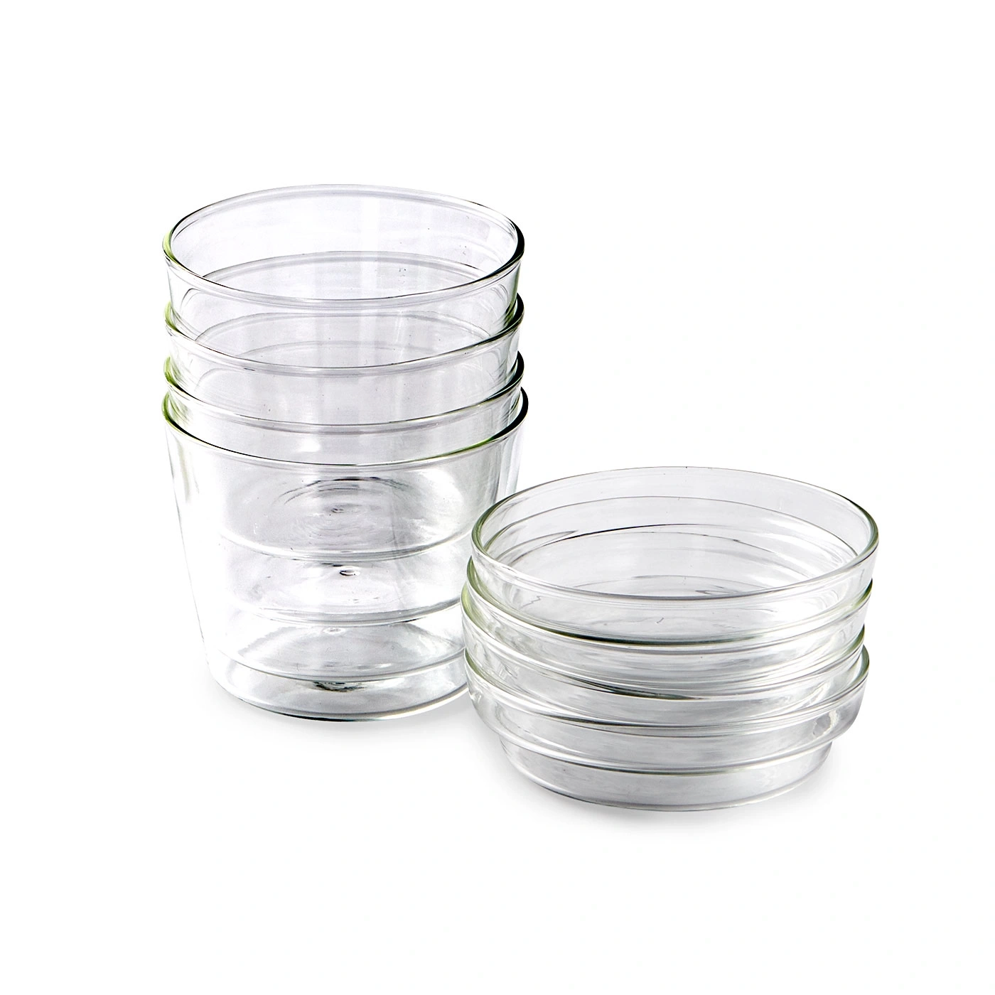 Gläser-Set aus Glas, transparent, gestapelt, isoliert auf weißem Hintergrund