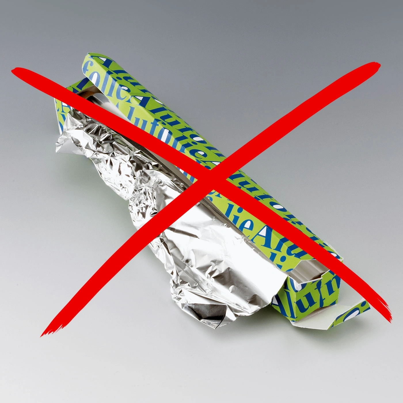 Papier d'aluminium dans la boîte avec un X rouge, interdit, non autorisé, stop!