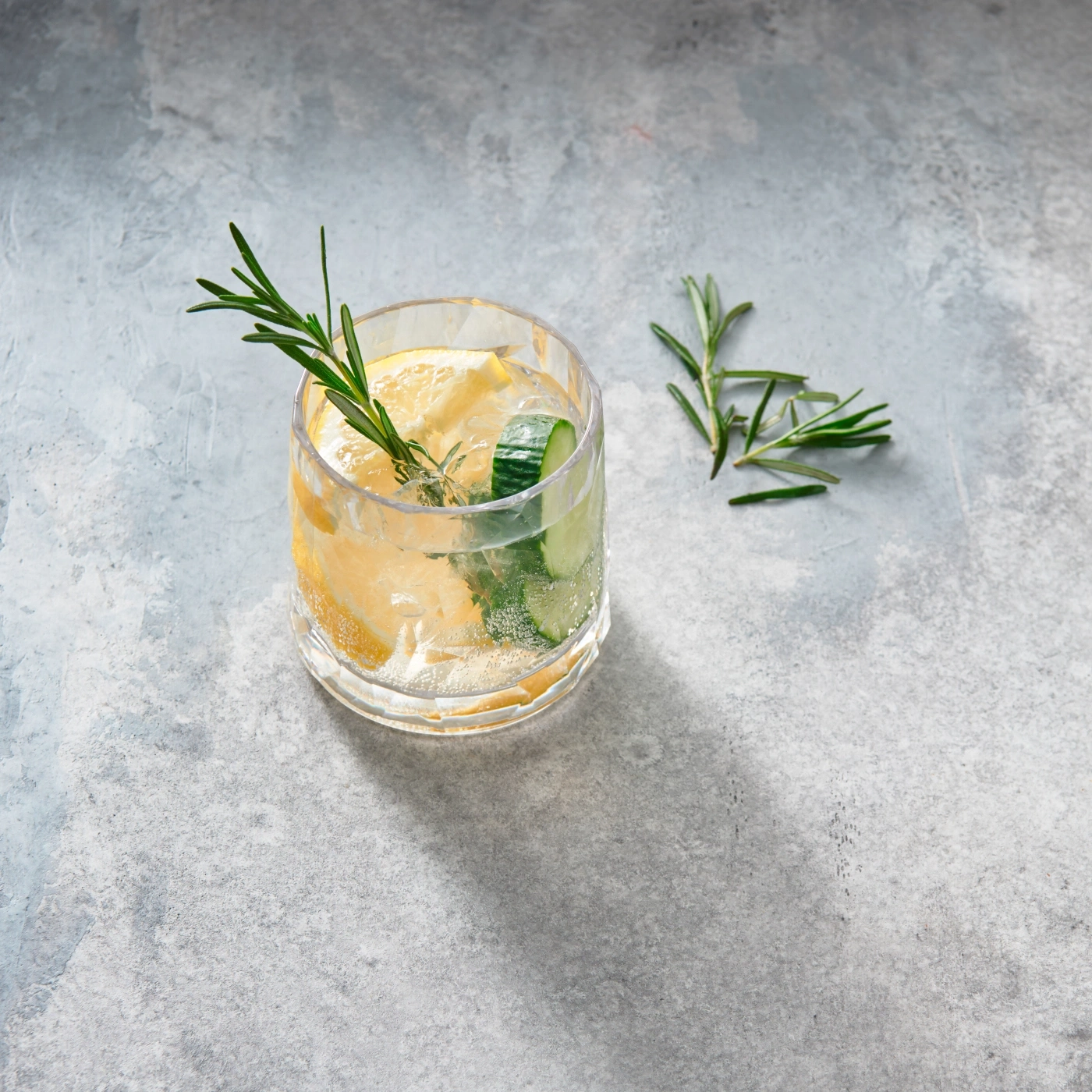 Glas mit Getränk, Zitrone, Gurke, Rosmarin, erfrischend, Sommer, kalt, klar
