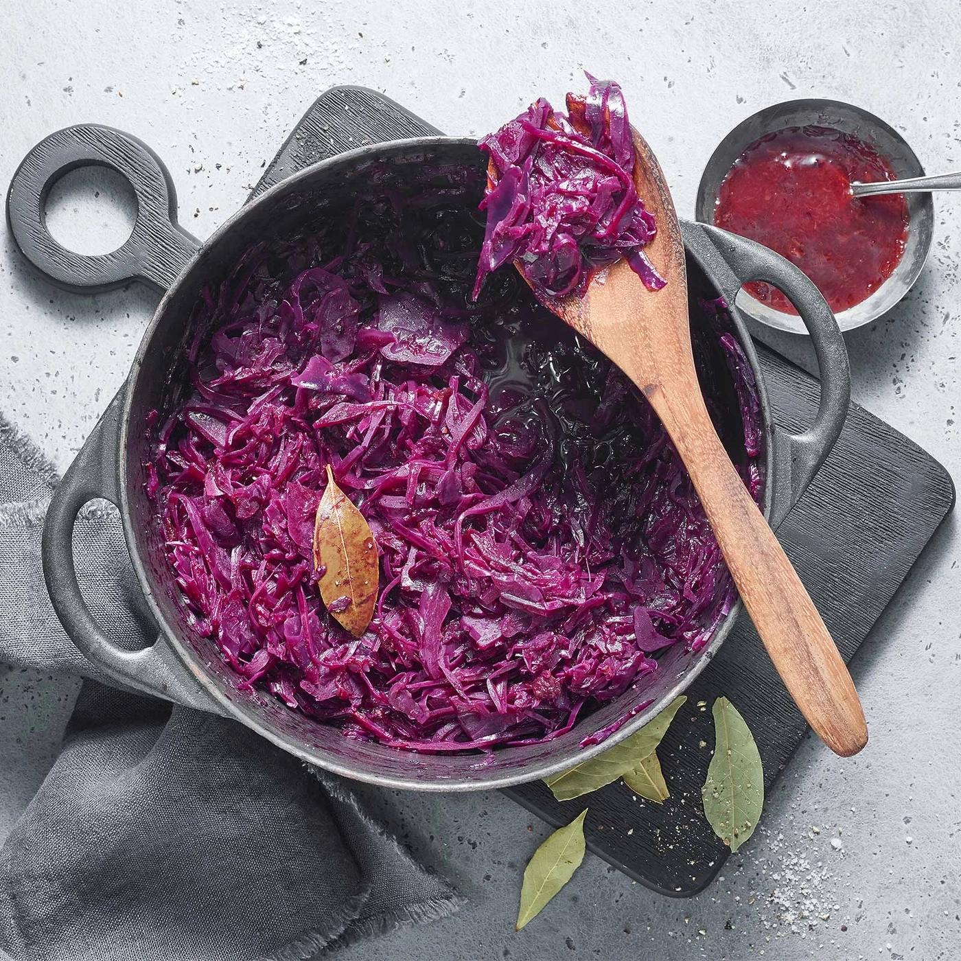Rotkohl in Topf mit Holzlöffel und Sauce, Nahaufnahme, Essen