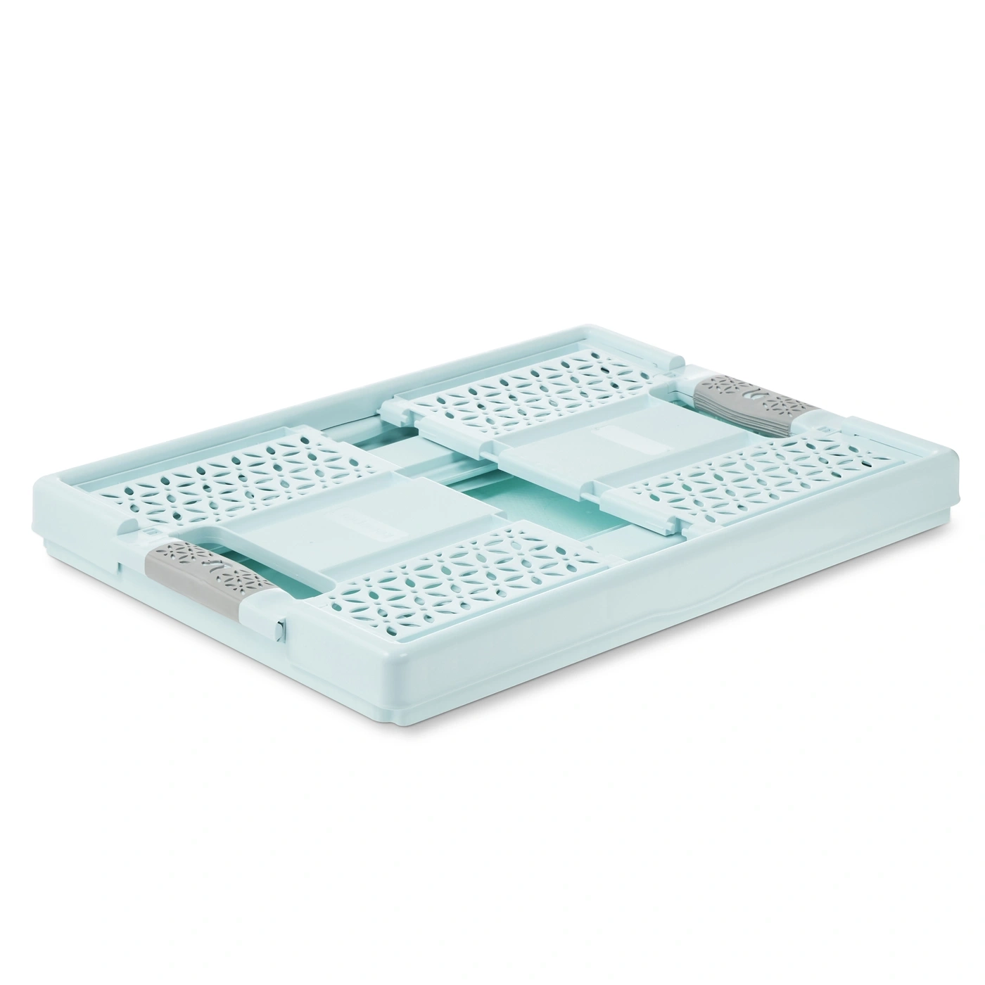 Un panier de rangement pliable bleu clair avec des motifs ajourés sur fond blanc.