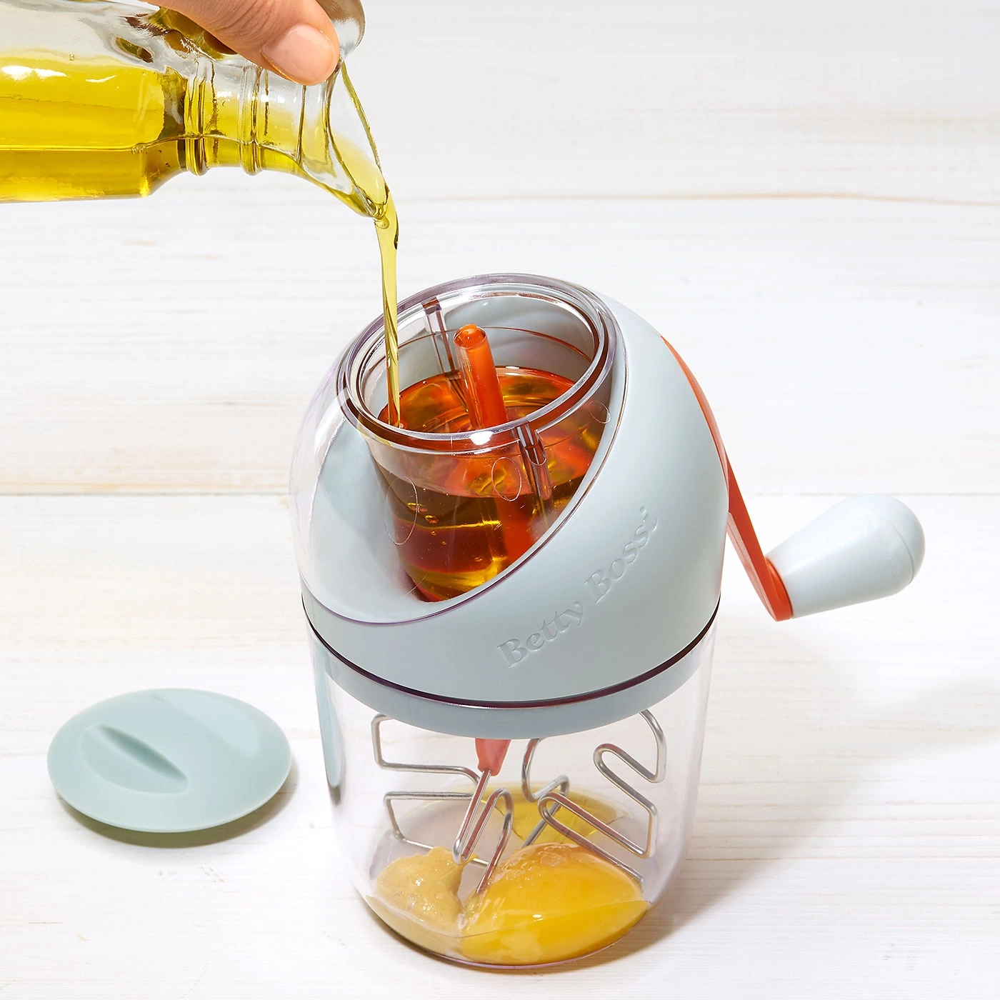 De l'huile est versée dans un mélangeur pour préparer une sauce. Betty Bossi.