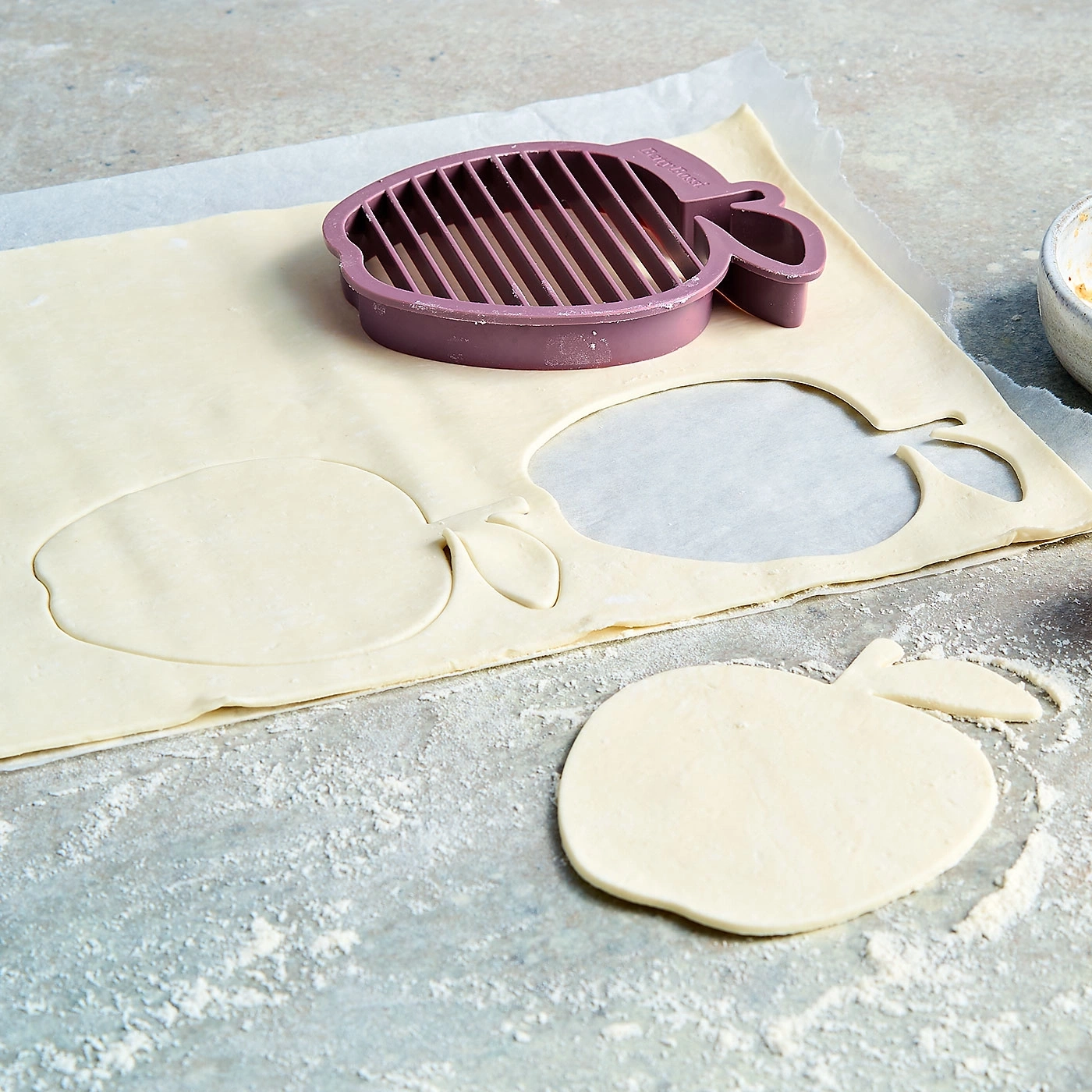 Apfel-Ausstecher auf Teig, Backen, Küche, Gebäck, Kochen, Lebensmittel, Nahaufnahme