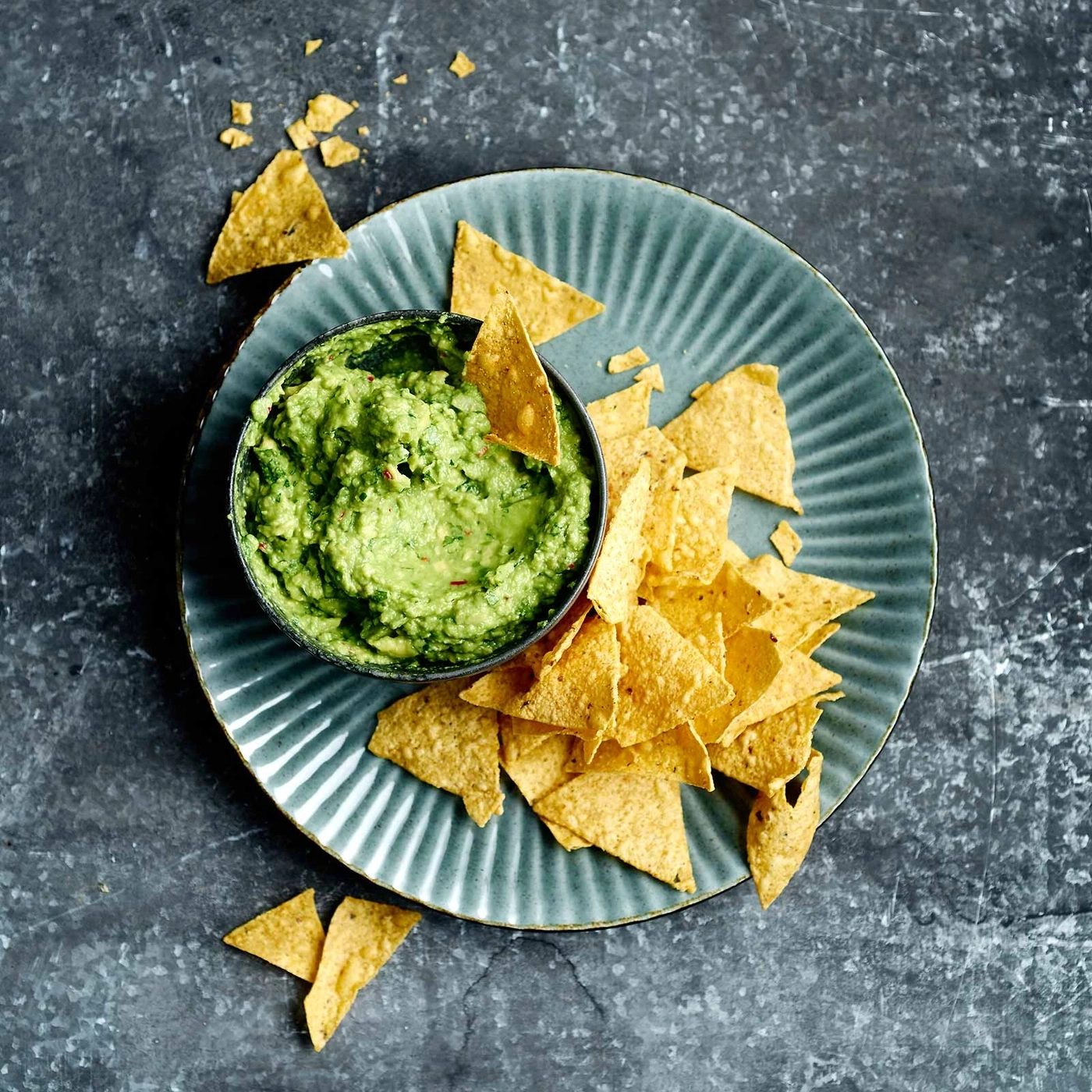 Guacamole mit Tortilla-Chips auf einem Teller, Nahaufnahme, Essen
