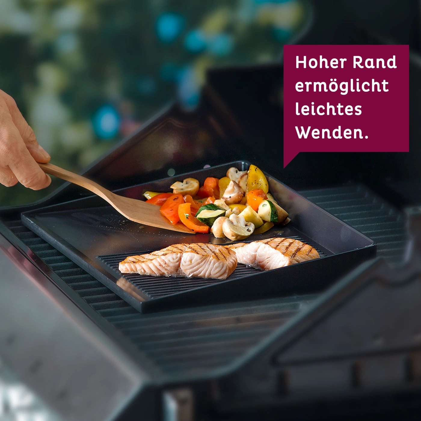 Saumon grillé et légumes sur une grille avec un bord haut.