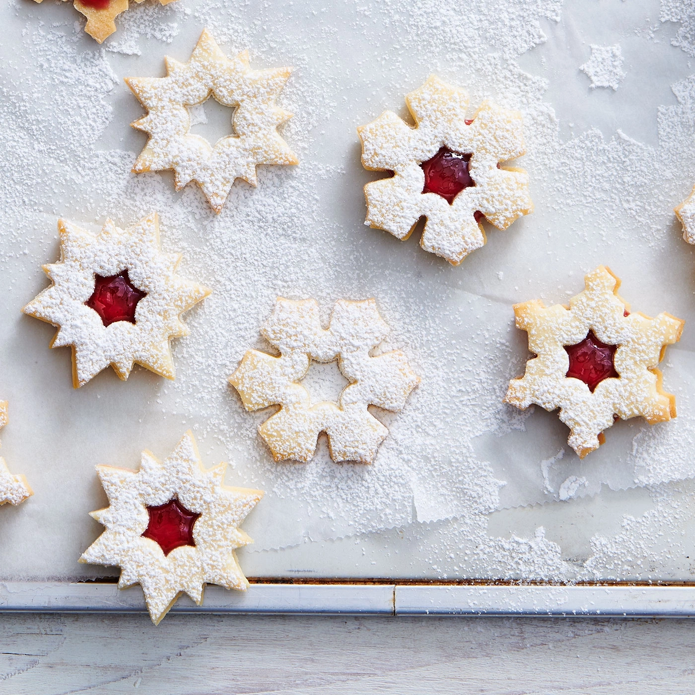 Biscuits de Noël avec sucre glace et confiture sur plaque