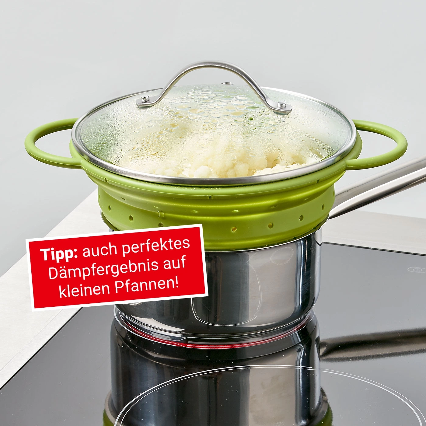Dampfgarer auf Herdplatte mit Gemüse. Perfektes Ergebnis in kleinen Pfannen.