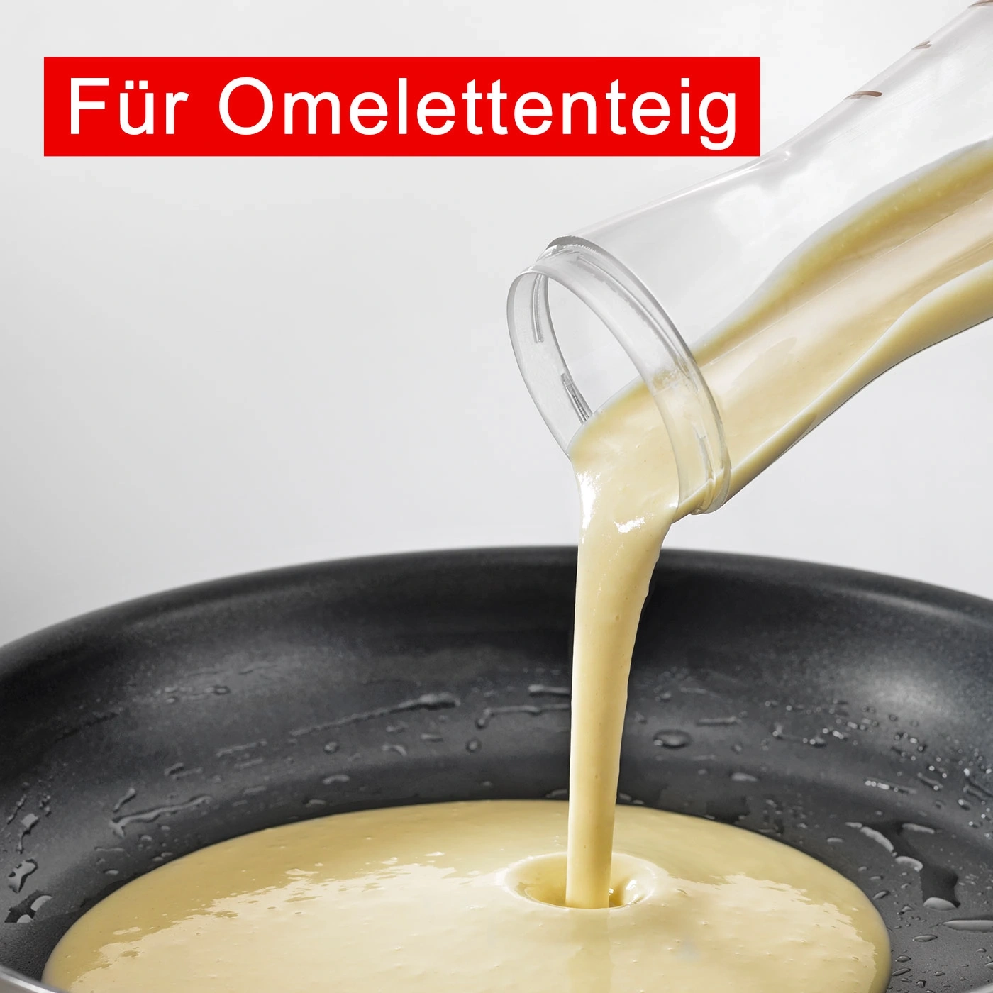 Omelettenteig wird in eine Pfanne gegossen, um ein Omelett zuzubereiten.