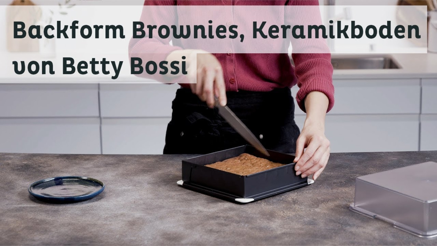 Backform Brownies, Keramikboden von Betty Bossi. Person schneidet Brownies.