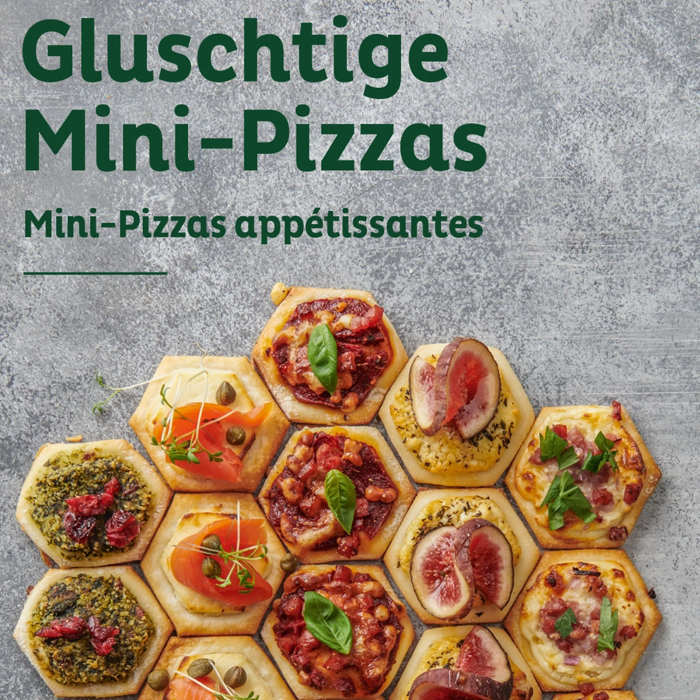 Mini-pizzas appétissantes avec garnitures variées, sur fond gris, présentation alléchante.