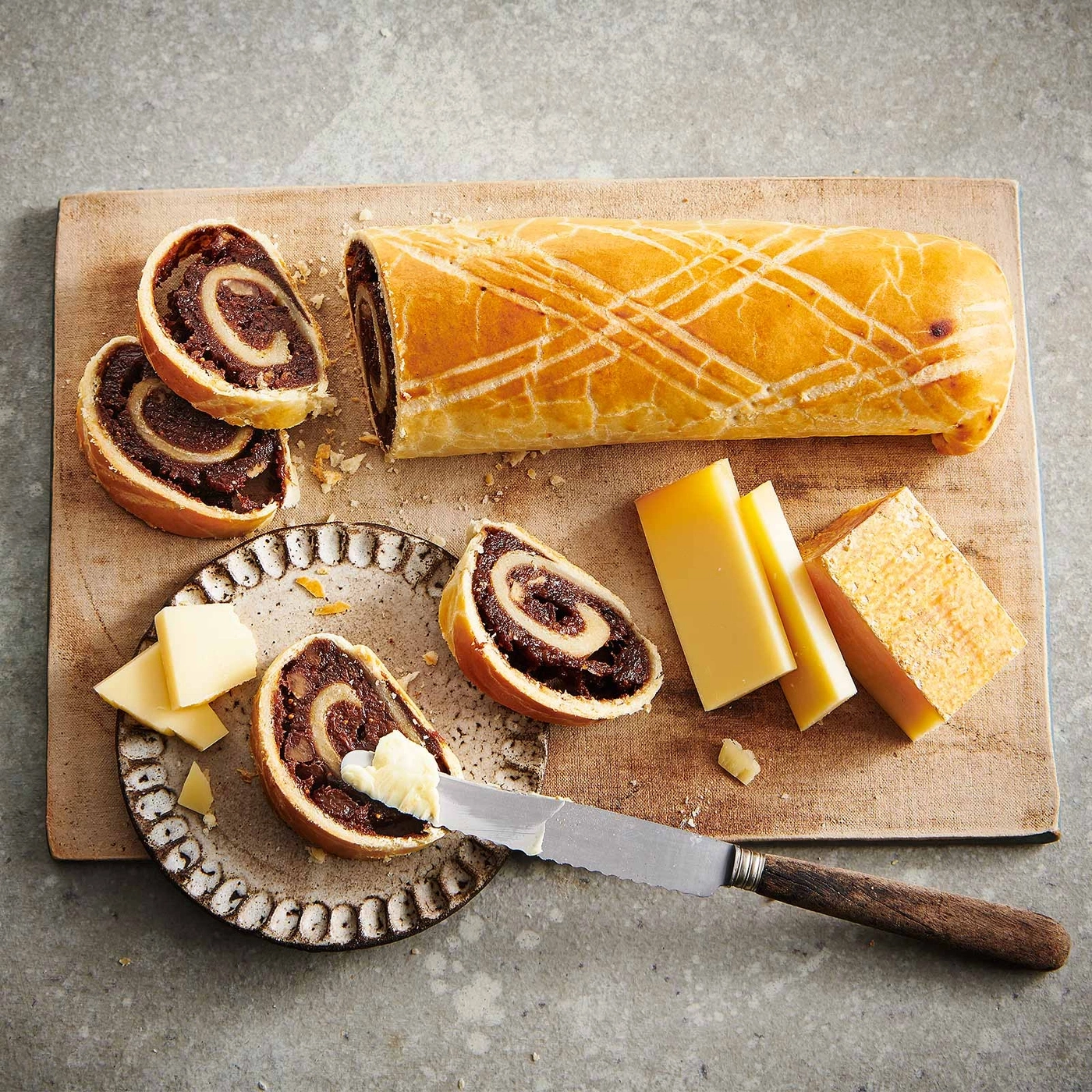 Käse, Gebäckrolle, Messer, Holzbrett, Essen, Nahaufnahme, Ansicht von oben, rustikal