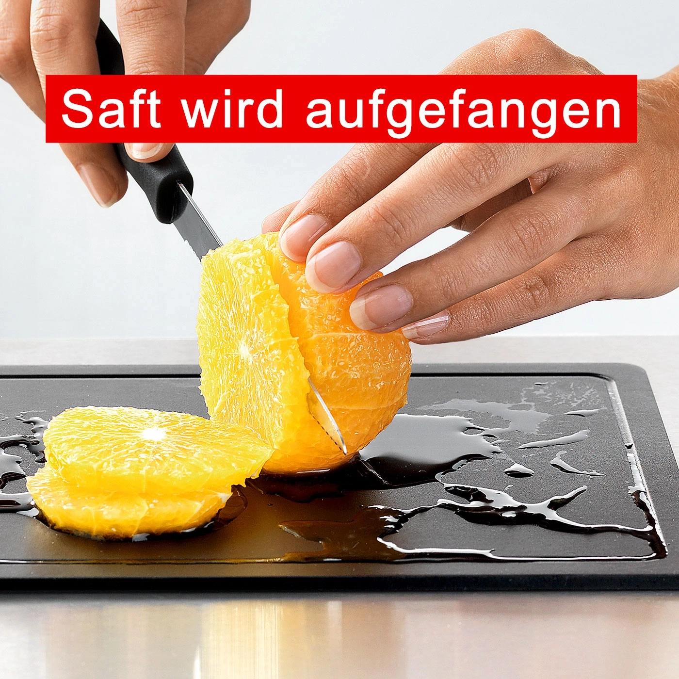 Eine Orange wird mit einem Messer geschnitten, Saft wird aufgefangen.