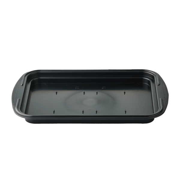 Plat de cuisson noir avec poignées sur fond blanc, vide.