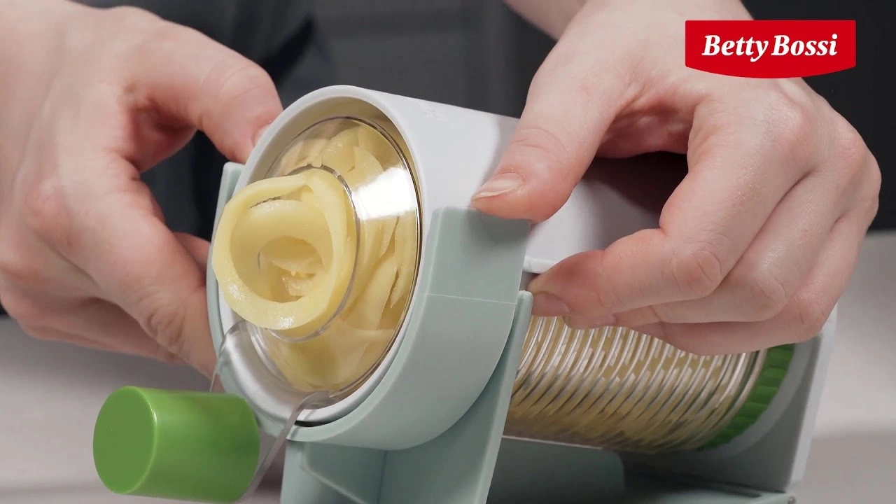 Person verwendet Spiralschneider für Kartoffeln, Betty Bossi Logo sichtbar.