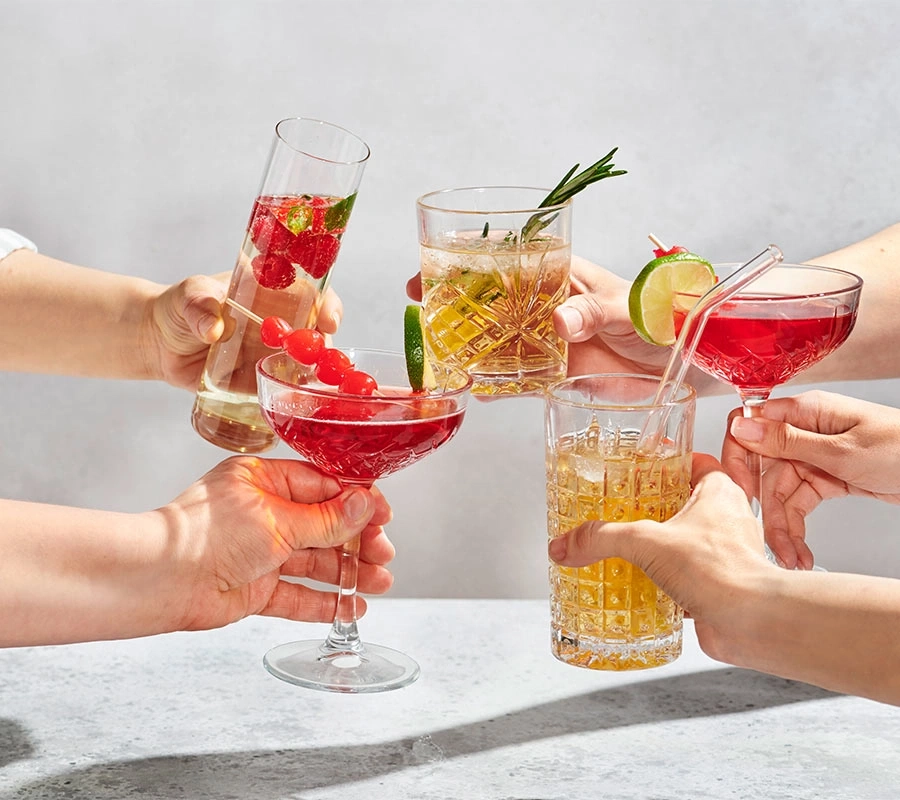 Hände halten Cocktails. Verschiedene Getränke, Prost! Party, Feier, Spaß.