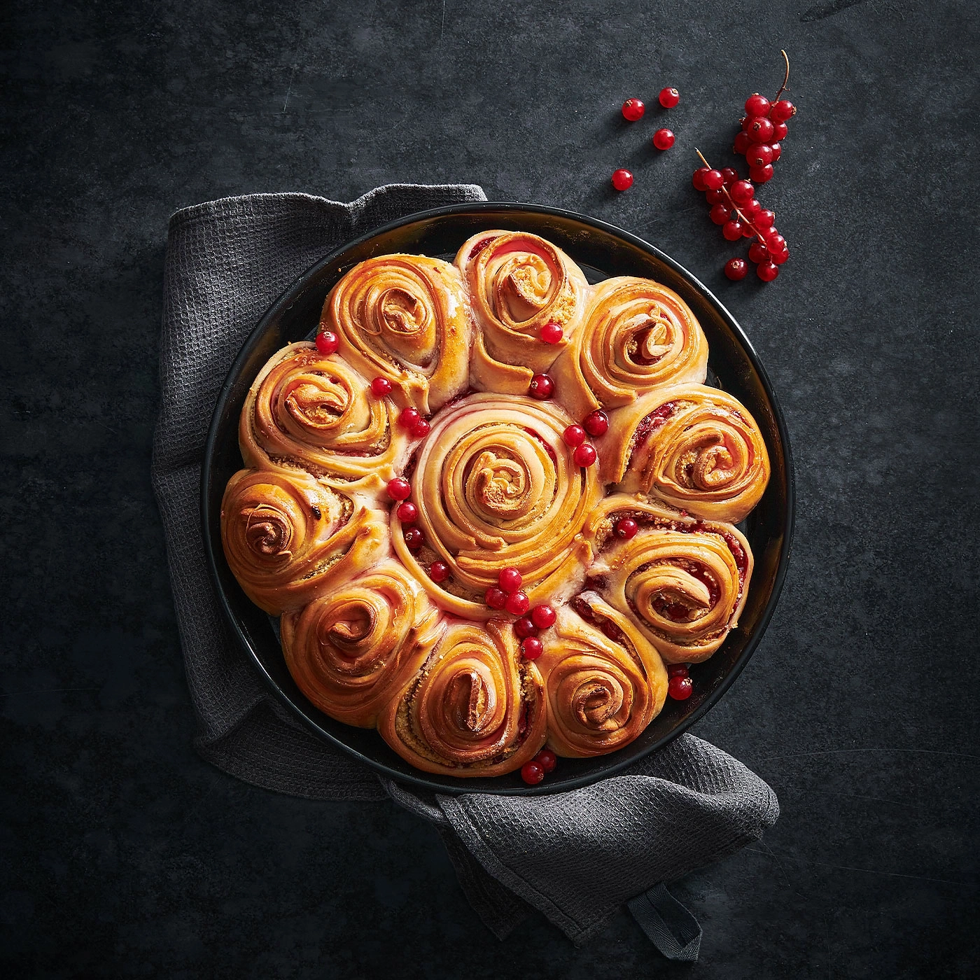 Pâtisserie en forme de fleur avec des baies rouges, sur fond sombre, délicieux.