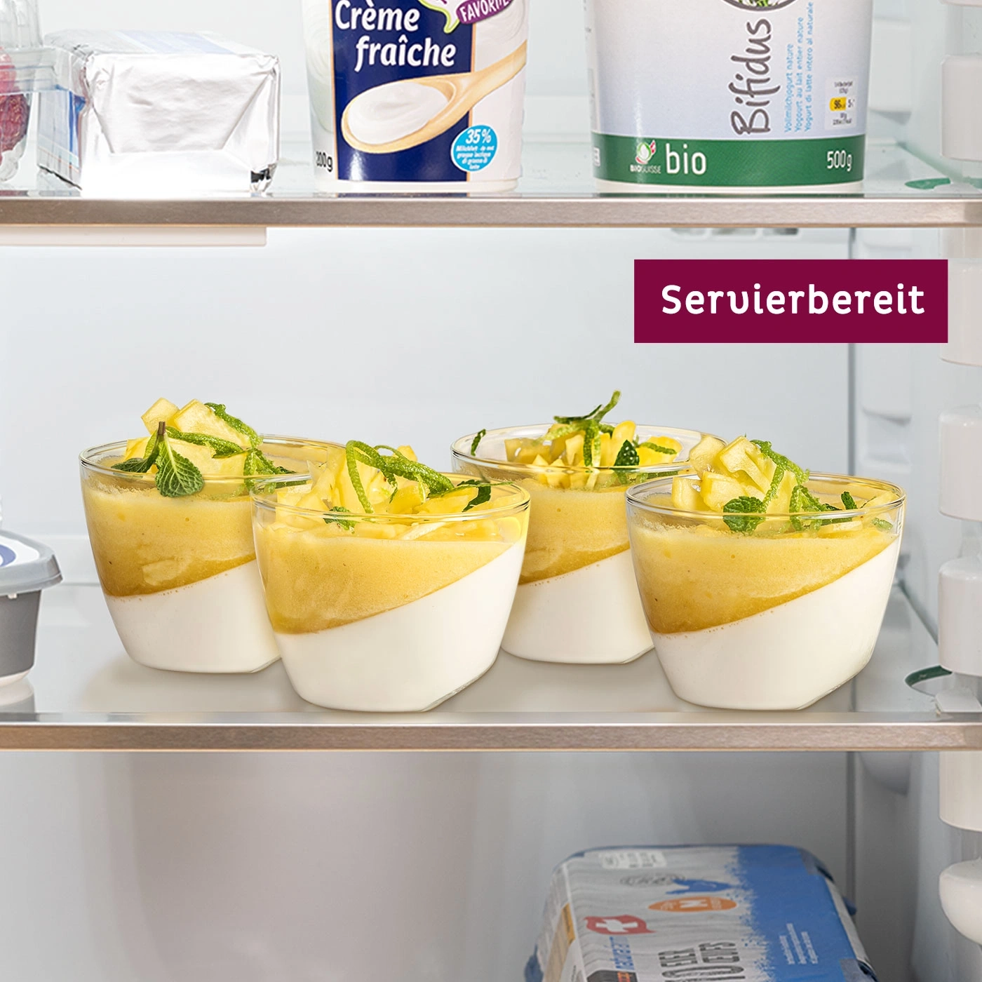 Desserts im Kühlschrank mit Crème fraîche, Bifidus und Servierbereit-Etikett.