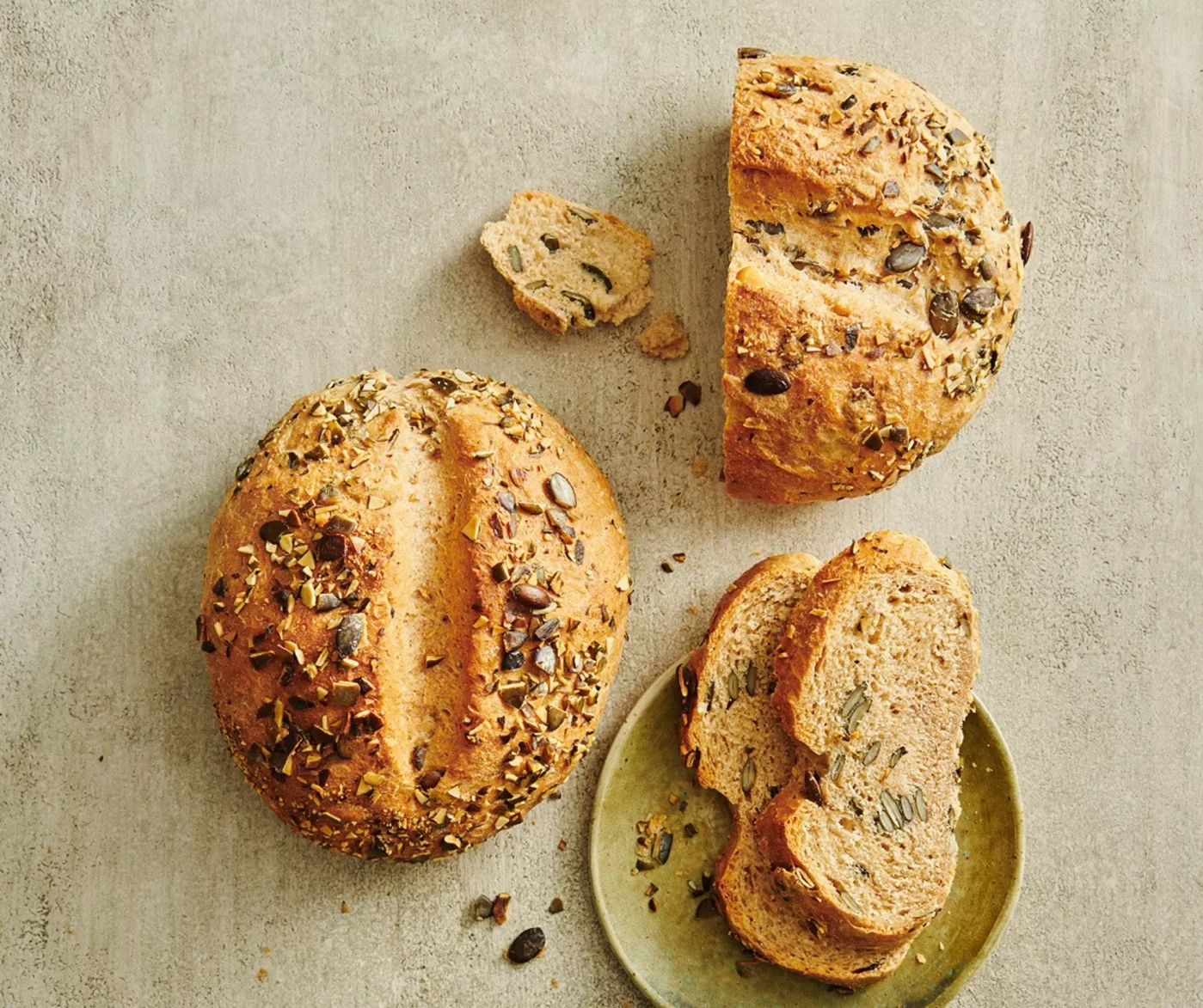 Pain aux graines et tranches sur fond gris