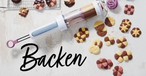 Kekse und Backwerkzeug auf weißem Hintergrund mit dem Wort 'Backen'.