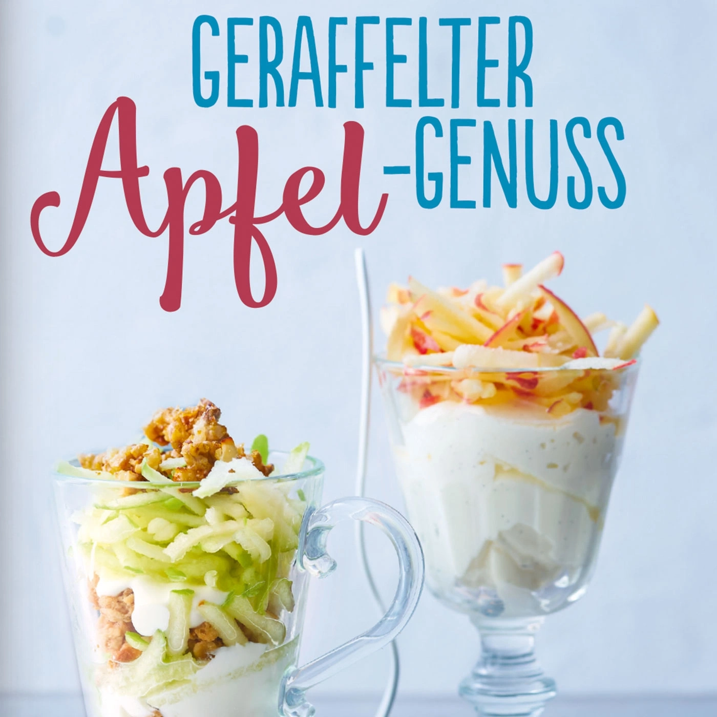 Zwei Gläser mit Apfel-Dessert, Schriftzug 'Geraffelter Apfel-Genuss' im Hintergrund.