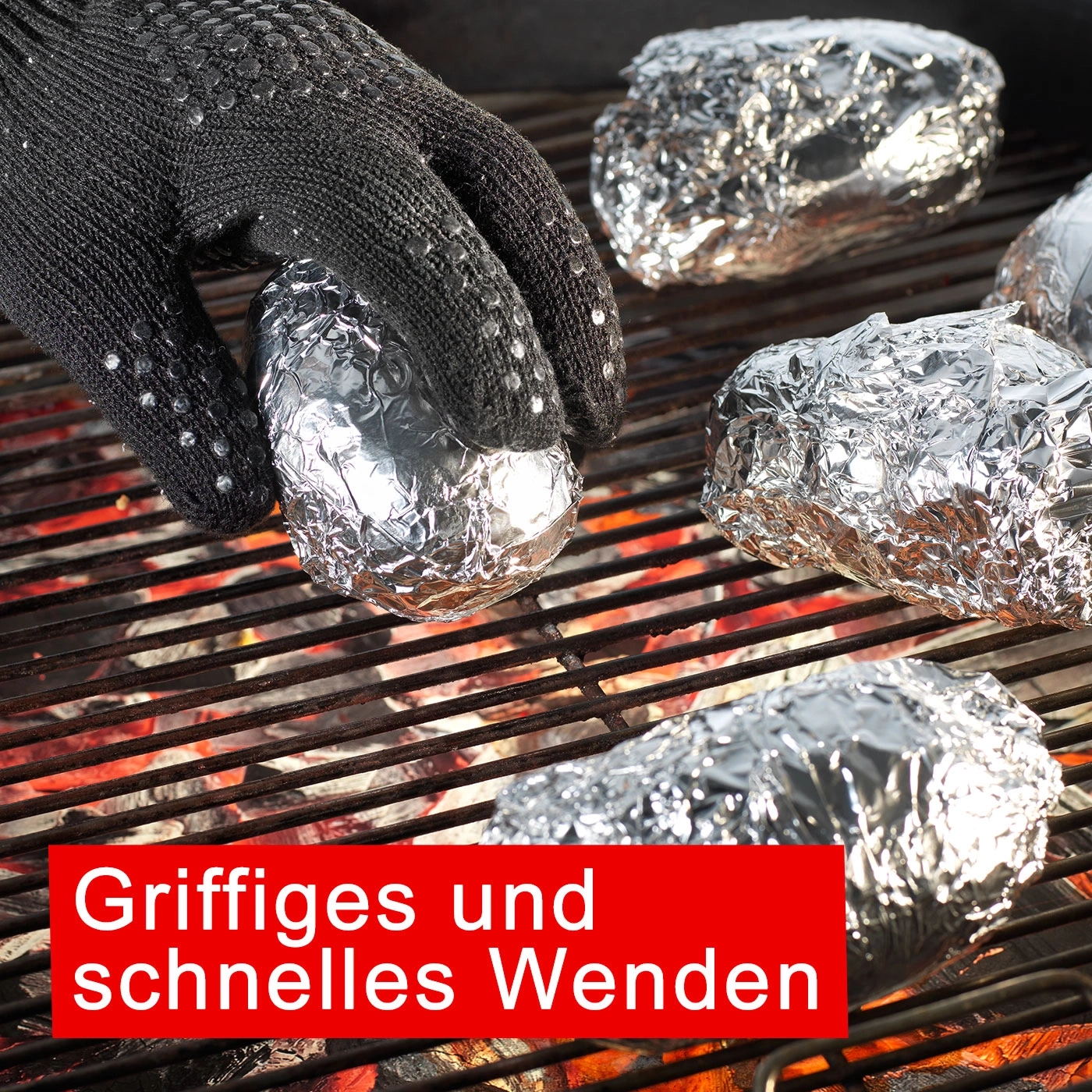 Pommes de terre en papillote sur le grill, retournées avec un gant.
