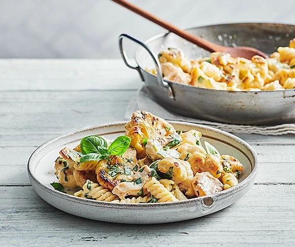Pasta mit Blumenkohl und Basilikum in einer Schüssel serviert
