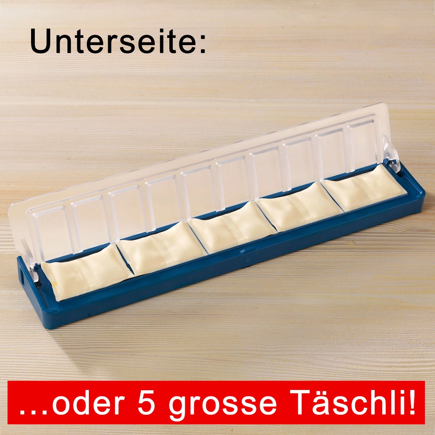 Plateau bleu avec 5 grands raviolis, dessous, texte rouge.