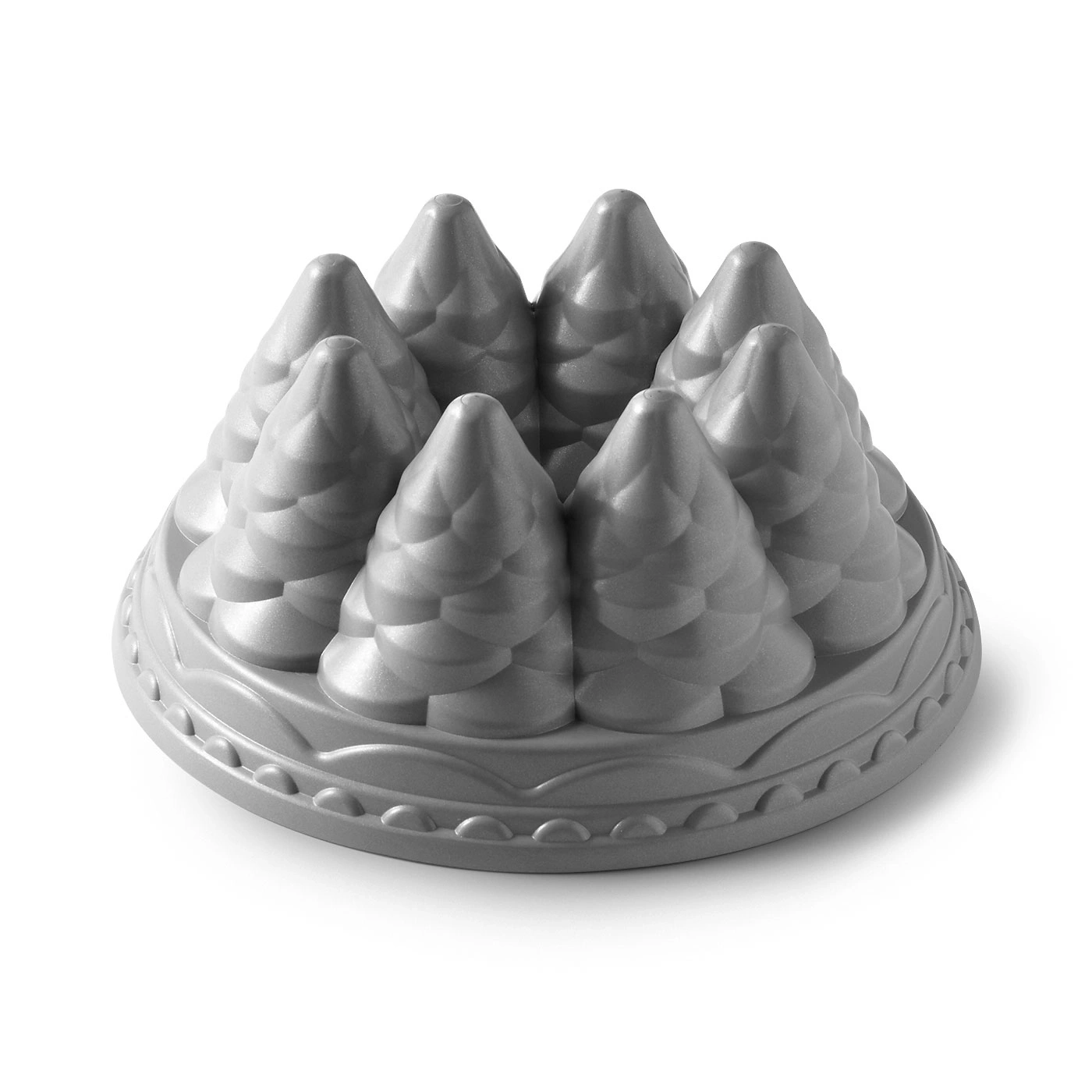 Graue Kuchenform in Form von Tannenbäumen, isoliert auf weißem Hintergrund.