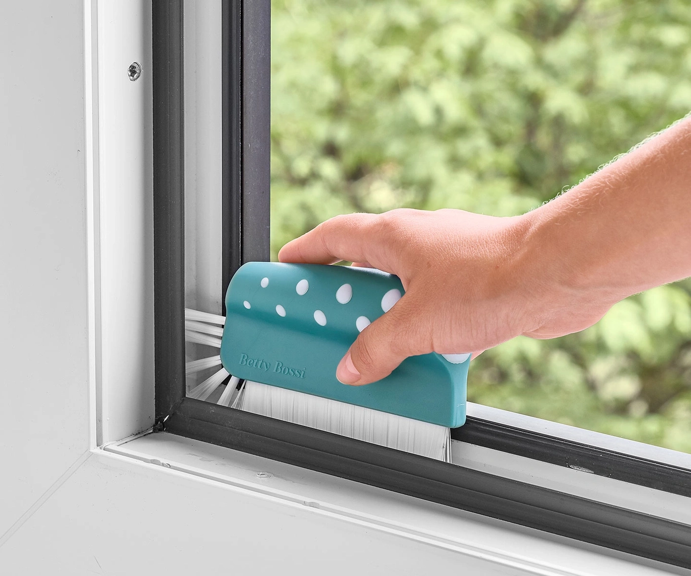 Person reinigt Fensterdichtung mit einem speziellen Reinigungsbürste. Sauberkeit.
