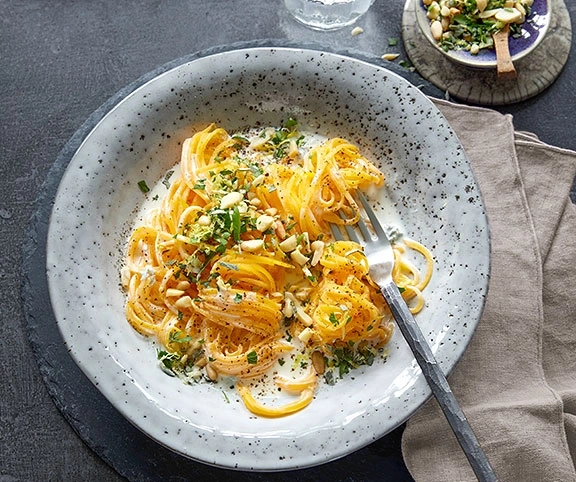 Teller Pasta mit Nüssen und Kräutern, Nahaufnahme, köstlich