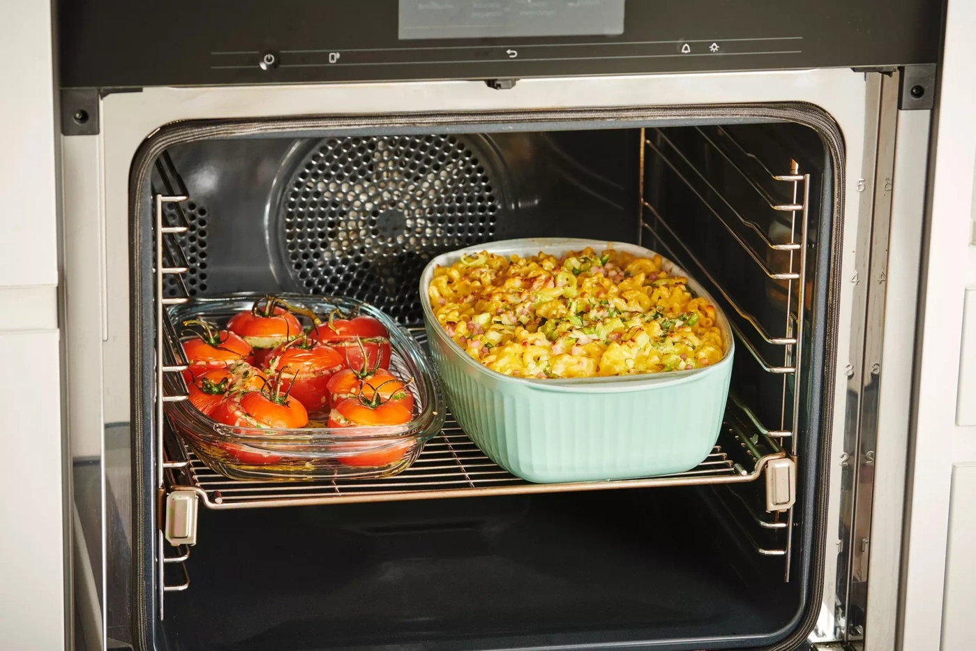 Tomates farcies et gratin de pâtes au four