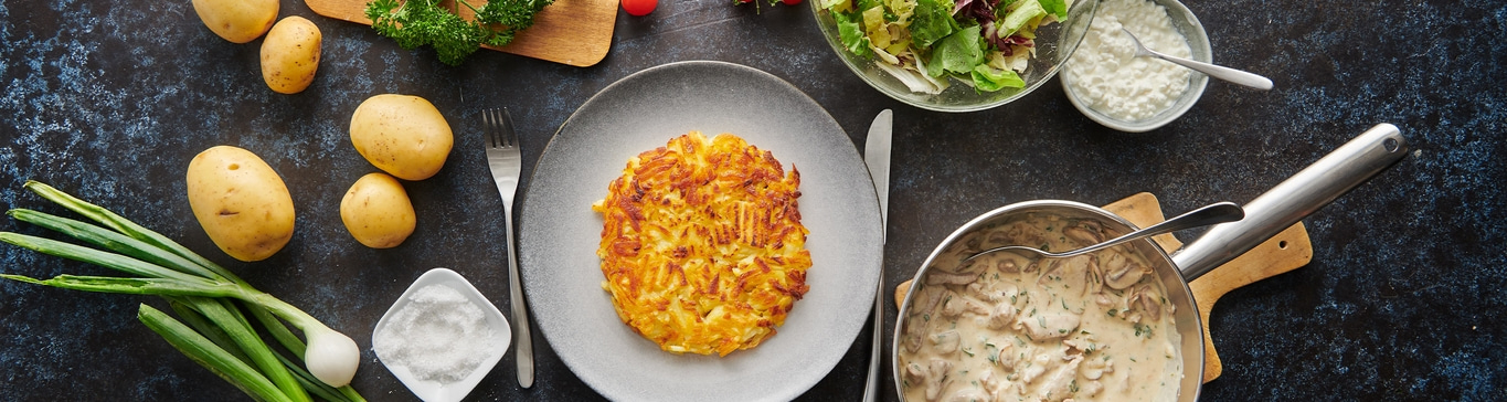 Kartoffelpuffer, Salat, Pilzrahmsoße, Quark, Kartoffeln, Zwiebeln, Kräuter, Tomaten, Besteck