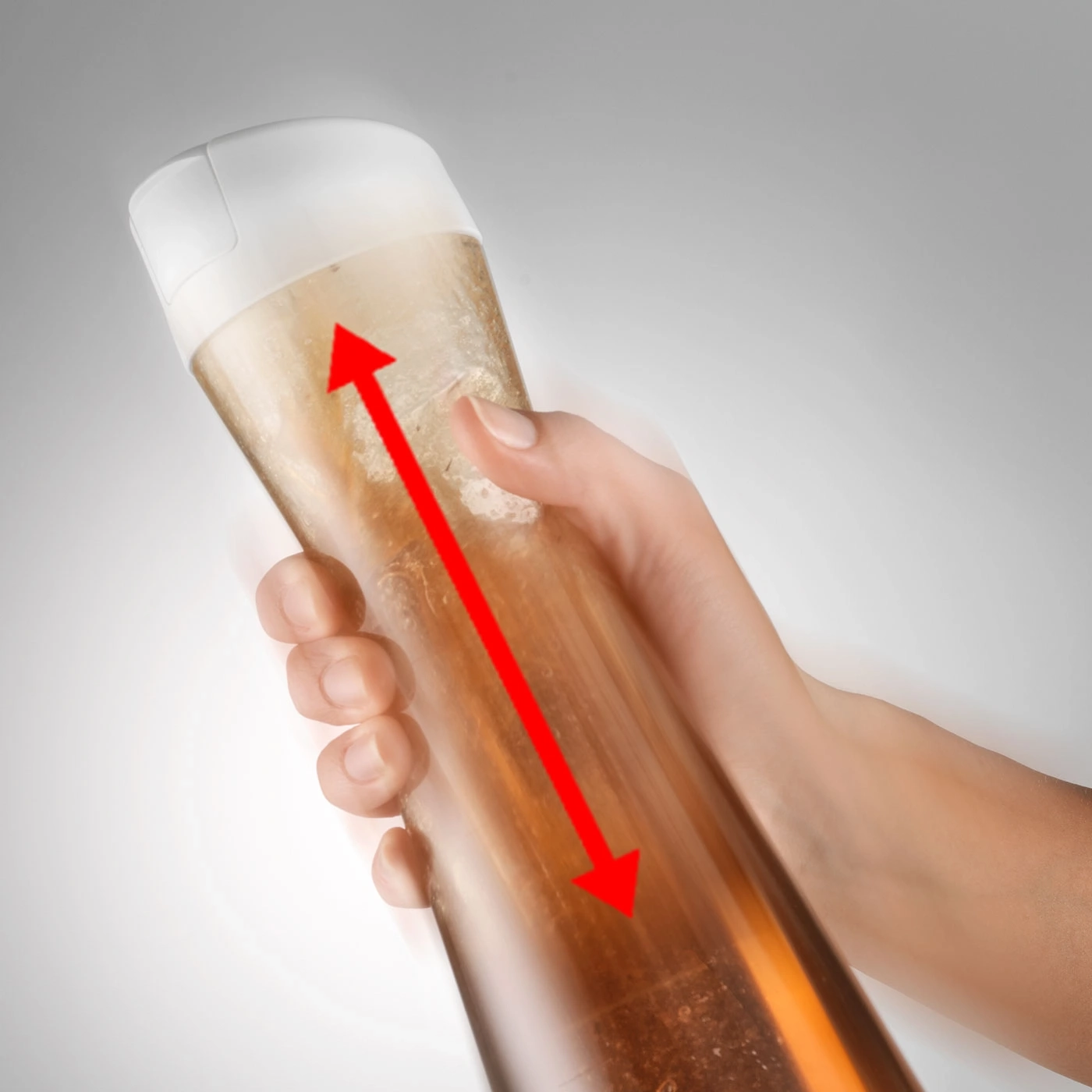 Person hält ein Glas mit rotem Pfeil, der die Bewegung anzeigt.