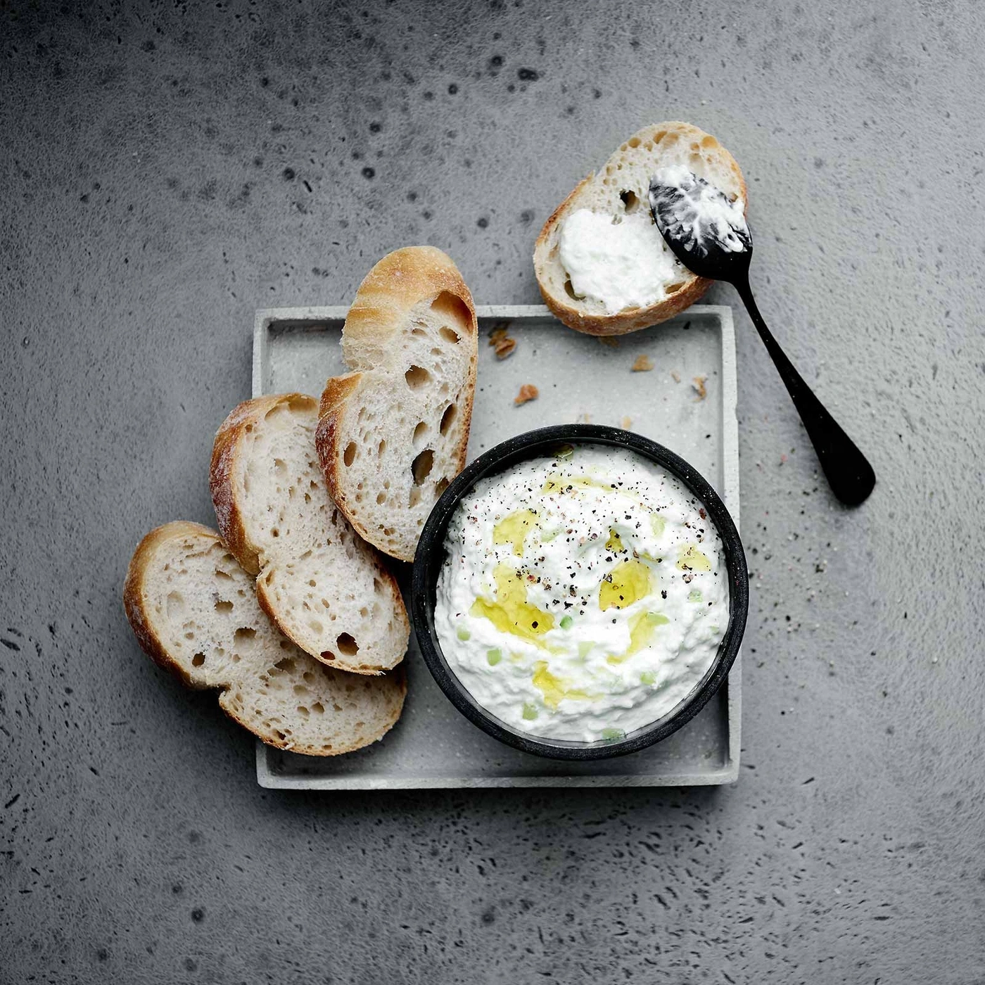 Brot, Dip, Olivenöl, Pfeffer, Löffel, Schüssel, Teller, Essen, Küche, Mahlzeit