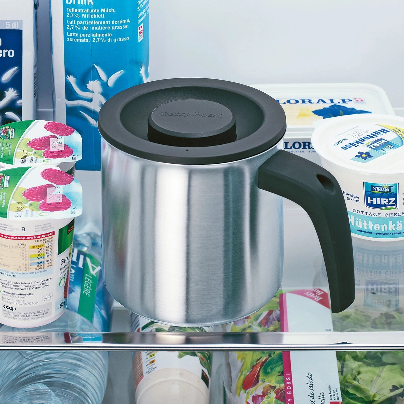 Kühlschrank mit Milch, Joghurt, Käse und einem Topf von Betty Bossi.