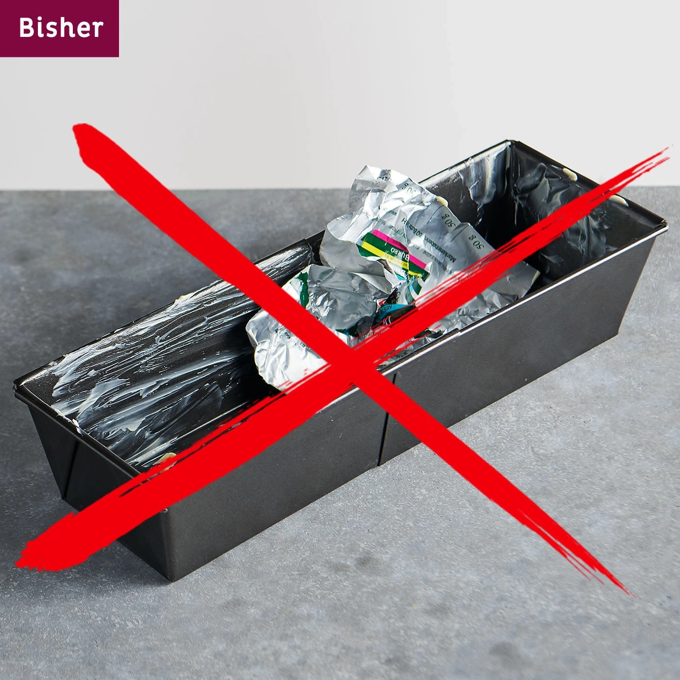Eine Backform mit Abfall, durchgestrichen mit einem roten X, nicht erlaubt.
