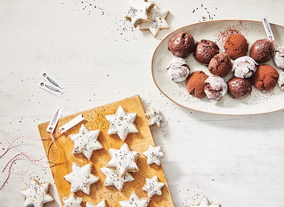 Weihnachtsplätzchen auf Holzbrett und Teller, Sternform, lecker